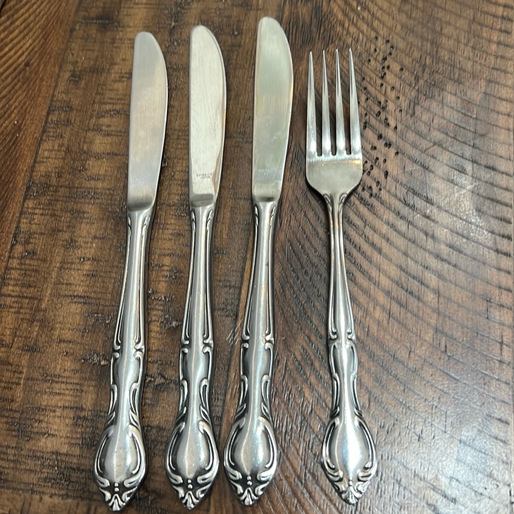 Hampton Court Japan stainless - 1 dinner fork and 3 dinner knives
